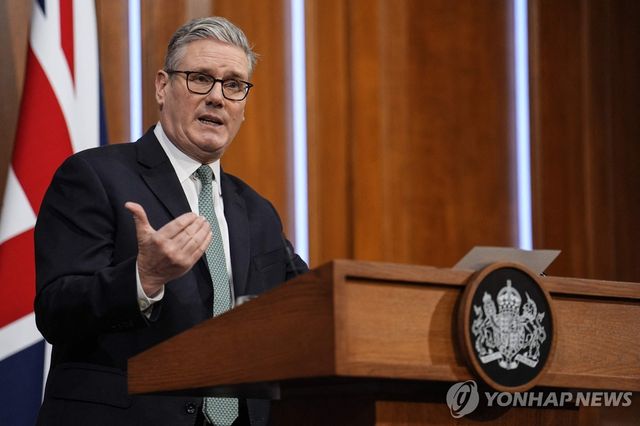 19일 다우닝가 9번지 브리핑룸에서 연설하는 스타머 총리