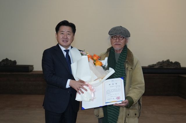 백운철 제주돌문화공원 명예원장(오른쪽)에게 위촉장 수여하는 오영훈 제주지사