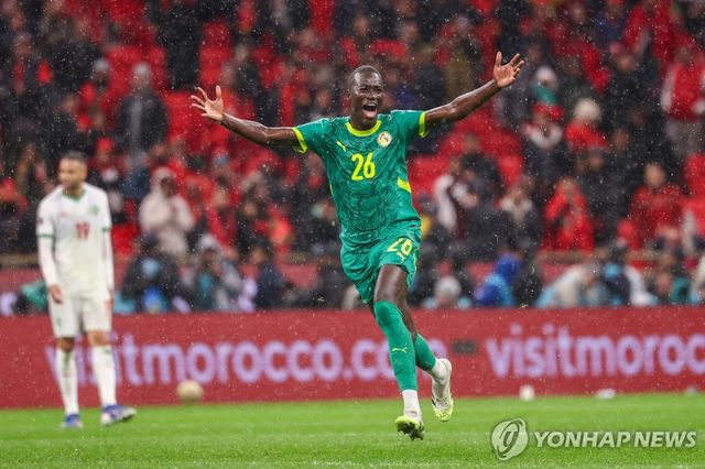 골세리머니를 펼치는 세네갈의 파페 게예