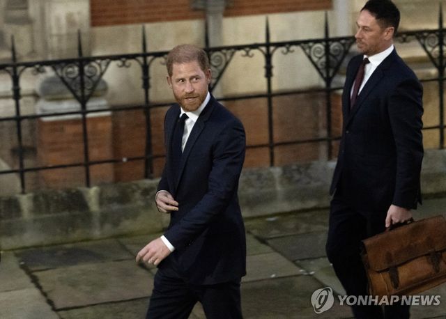 법원 나서는 해리 왕자