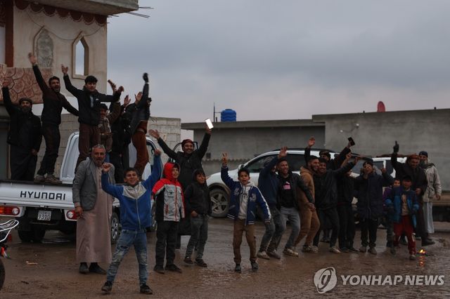 라카에 진입한 시리아 정부군을 환영하는 시민들