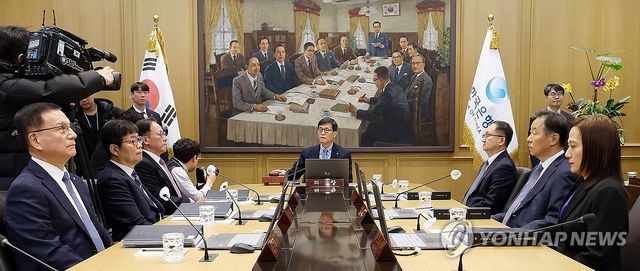 금융통화위원회 본회의 주재하는 이창용 한국은행 총재