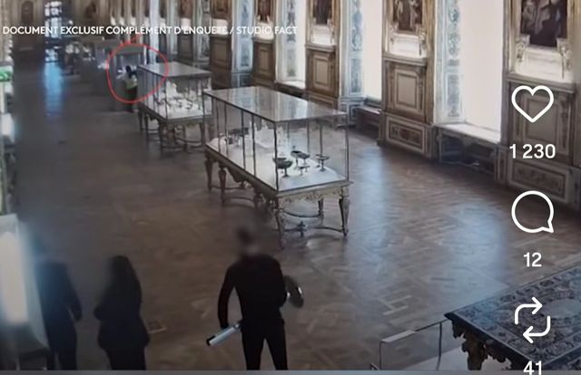 가운데 빨간 원 안의 절도범과 이를 저지하기 위해 쇠봉을 들고 머뭇거리는 경비원