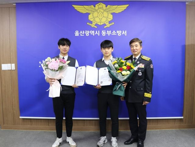 화암고 문현서 군(사진 왼쪽)과 대송고 윤재준 군(가운데)