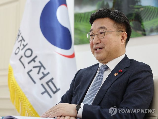 인터뷰하는 윤호중 행안장관
