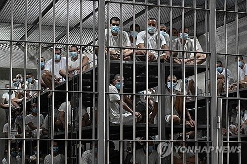 엘살바도르 수용소에 수감된 베네수엘라 출신 이민자들