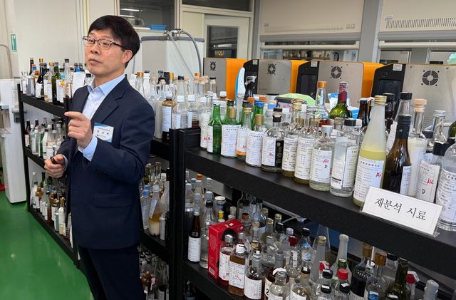 전국에서 온 술 앞에서 설명하는 주류면허지원센터장