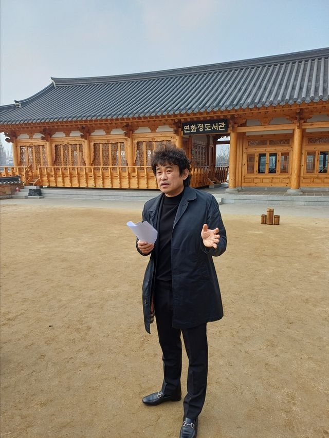 연화정도서관 앞에서 도서관의 설계 포인트에 대해 설명하는 임채업 건축사