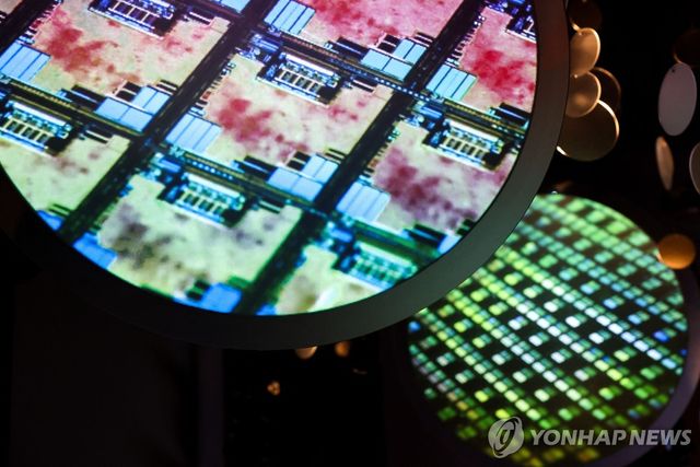 TSMC 생산 설비 내 반도체 기판 모습 