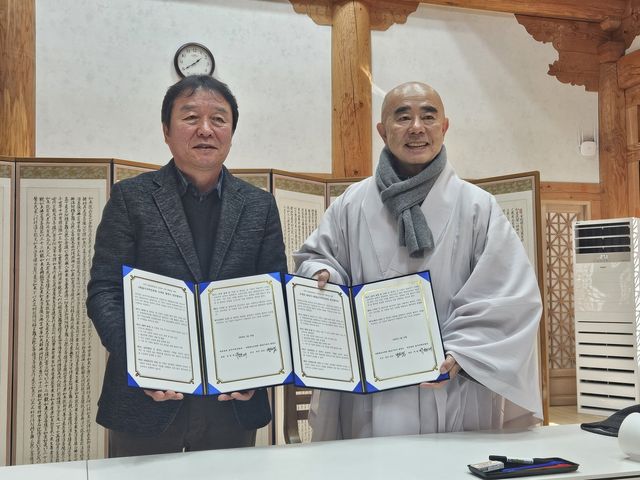 박원재 원장과 정념 주지 스님