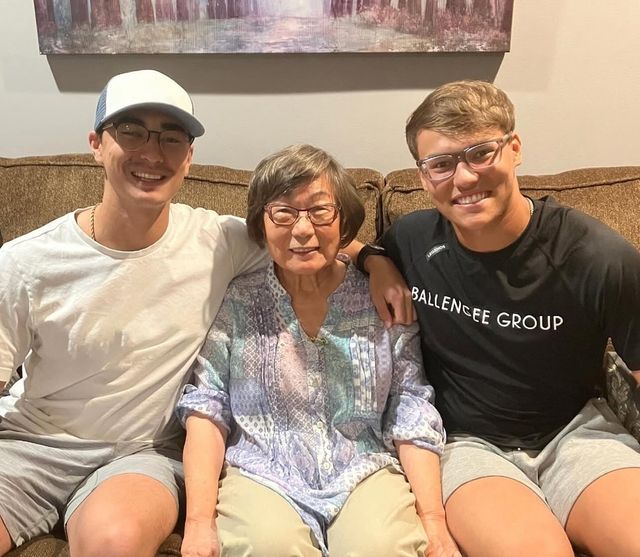 할머니(가운데)와 함께 한 JJ 웨더홀트