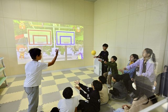 속초미디어센터 견학하는 소야초 학생들