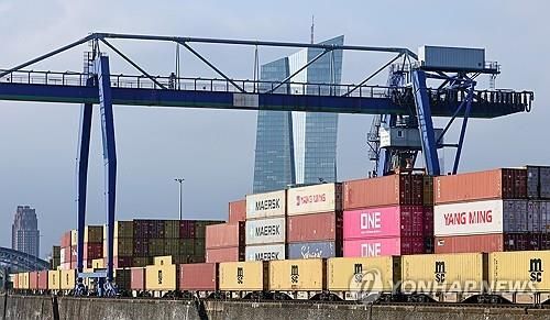 독일 프랑크푸르트항의 컨테이너선과 유럽중앙은행 건물