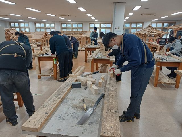 전북대 고창캠퍼스 한옥 건축 실습장에서 실습 중인 학생들