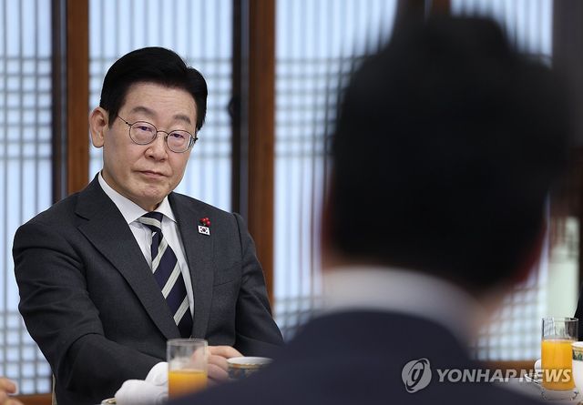 발언 듣는 이재명 대통령