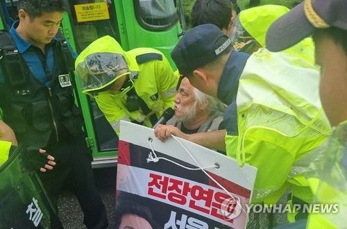 경찰 '버스차로 시위' 박경석 전장연 대표 체포