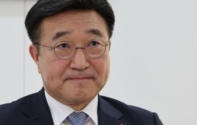 인터뷰 중 생각에 잠긴 윤호중 행안장관