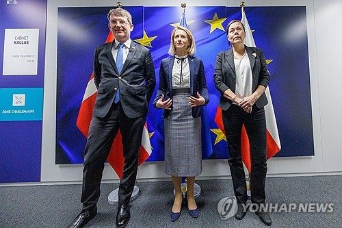 포울센 덴마크 국방장관(왼쪽)과 모츠펠트 그린란드 외교장관(오른쪽)이 19일(현지시간) 브뤼셀에서 칼라스 EU 외교안보 고위대표를 만났다. [EPA 연합뉴스 자료사진] 