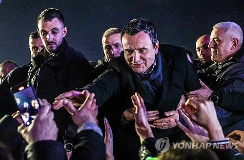 지난달 총선 당시 지지자들에게 인사하는 자결당의 알빈 쿠르티 임시 총리