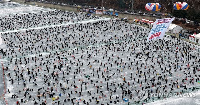 화천산천어축제 찾은 강태공