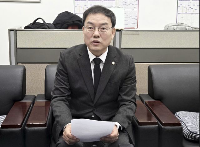 기자회견 하는 박완희 청주시의원