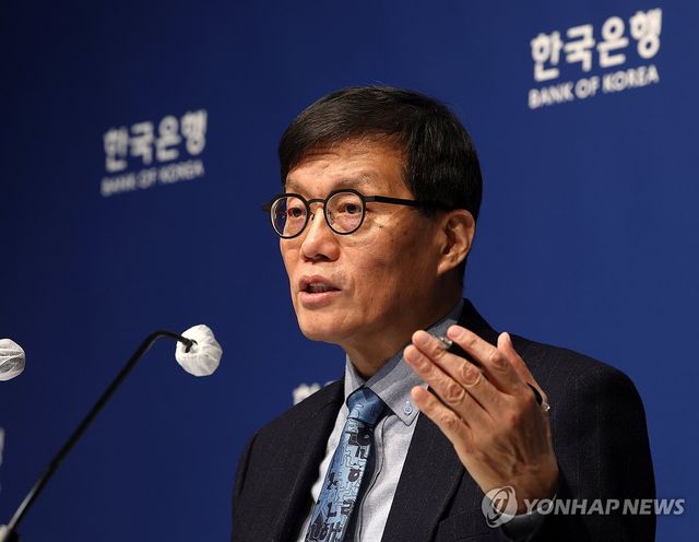 기자간담회 하는 이창용 한국은행 총재