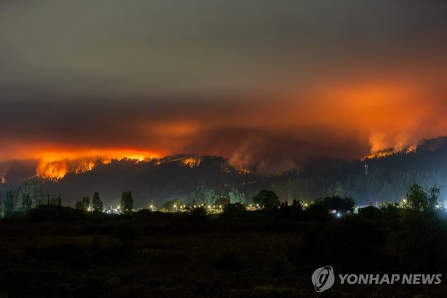 18일 밤(현지시간) 도심 너머로 보이는 산불 상황