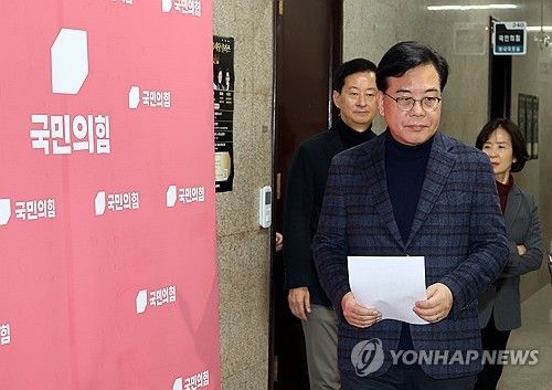브리핑위해 나오는 송언석 국민의힘 원내대표