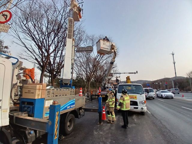 복구 작업 중인 인천 장수동 교통사고 현장