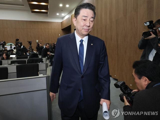 기자회견장 입장하는 김병기 의원