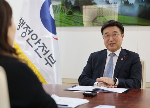 연합뉴스와 인터뷰하는 윤호중 행안부 장관