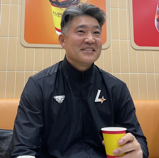 캠프를 떠나기 전 취재진과 대화하는 이숭용 SSG 랜더스 감독