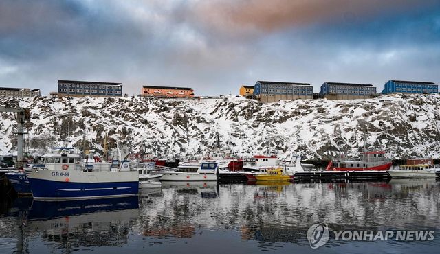그린란드 누크의 어선과 주택