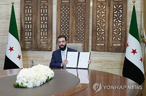 SDF와 체결한 휴전 합의문을 공개하는 알샤라 시리아 임시대통령 