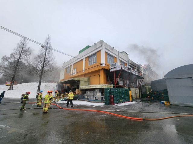 화재 진압하는 소방 대원