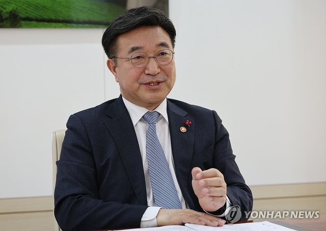 연합뉴스와 인터뷰하는 윤호중 행안장관