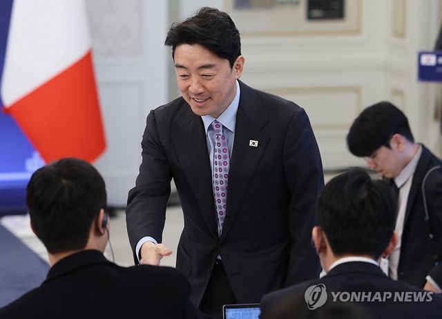 취재진과 인사하는 강훈식 비서실장