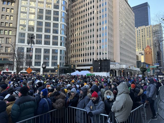 맘다니 취임 축하 블록파티 현장의 지지자들