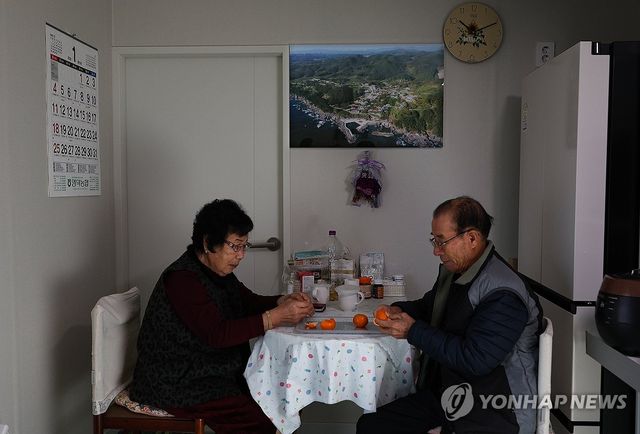 산불 임시주택에 걸린 옛 마을 모습