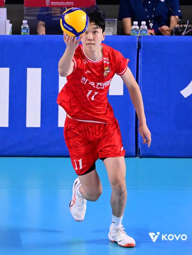 서브 준비하는 한국전력의 방강호