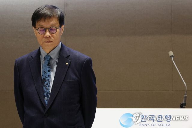 굳은 표정의 이창용 한국은행 총재