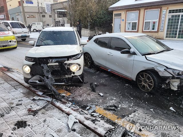 눈길에 미끄러진 차량