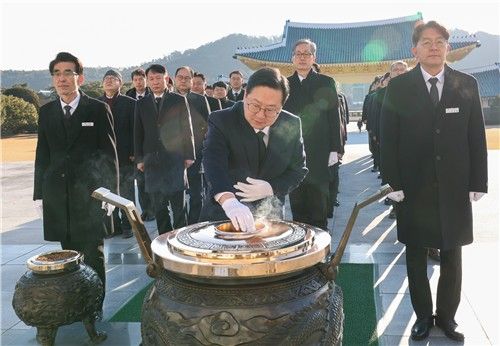 현충원 참배하는 이장우 대전시장