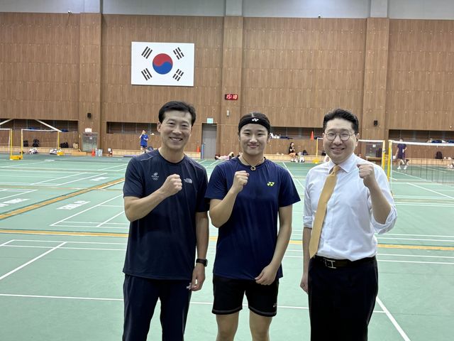 배드민턴 안세영(중앙), 이상현 사이클연맹 회장(오른쪽)과 함께한 김택수 촌장. 