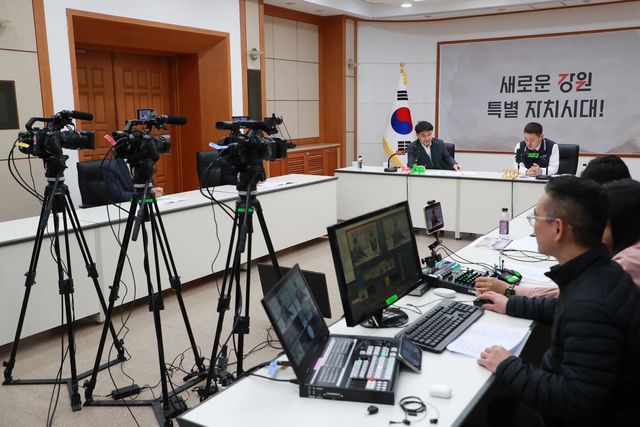 보이는 라디오 진행하는 김진태 도지사