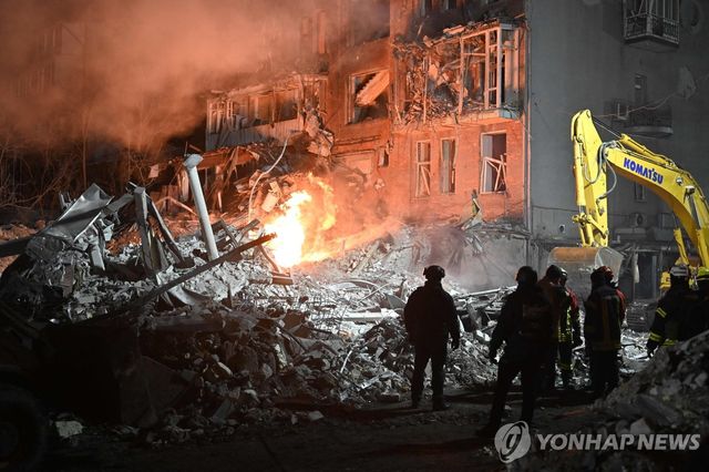 공습으로 부서진 하르키우 주거용 건물