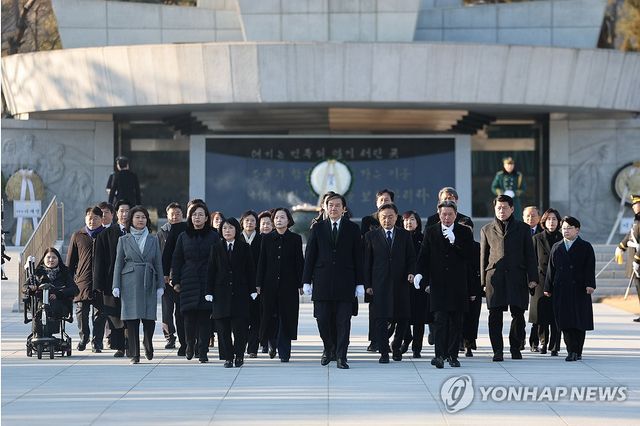 현충탑 참배 마친 조국혁신당