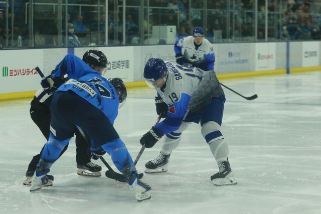 아시아리그 아이스하키 공격 포인트 신기록을 눈앞에 둔 김상욱(19번)