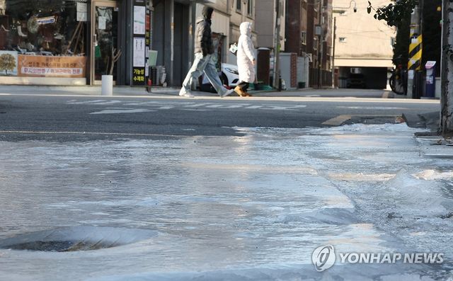 수도관 파열로 얼어붙은 도로