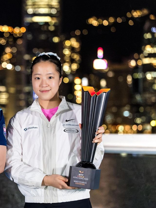  WTT 파이널스 홍콩 혼합복식 우승컵을 든 신유빈 
